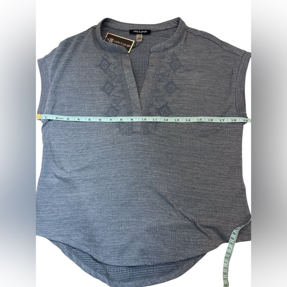 Cable & Gauge Cap Sleeve Henley V-Neck Tee w Floral Embroidery Sz X-Small NWT - Picture 8 of 9